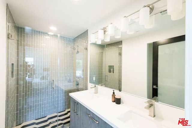 14827 Victory Boulevard, Van Nuys, CA 91411