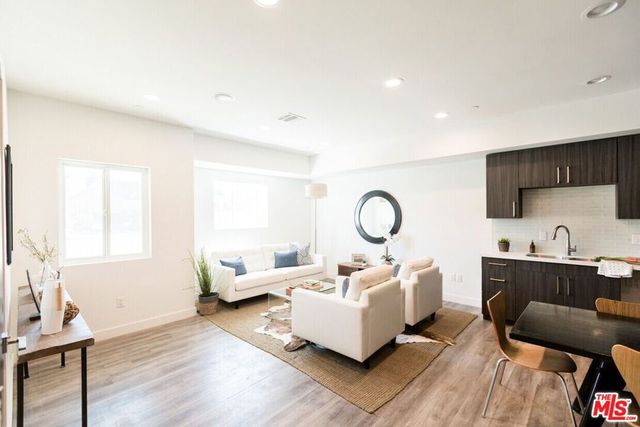 14827 Victory Boulevard, Van Nuys, CA 91411