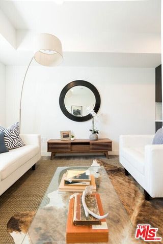 14827 Victory Boulevard, Van Nuys, CA 91411