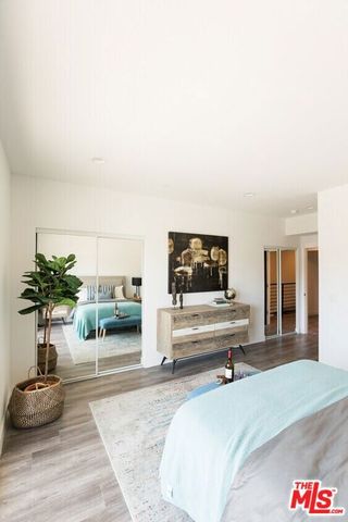 14827 Victory Boulevard, Van Nuys, CA 91411