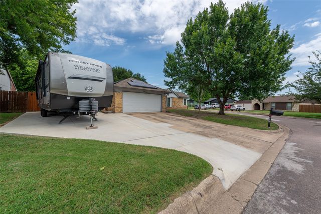 6700 Sunnybank Drive, Fort Worth, TX 76137