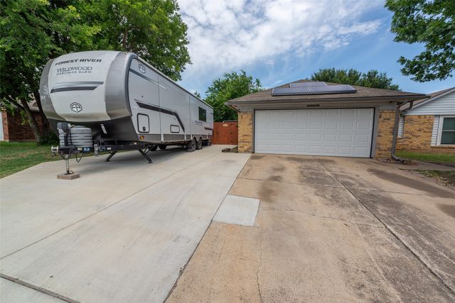 6700 Sunnybank Drive, Fort Worth, TX 76137