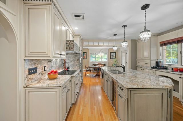 9 Cranbrook Rd, Shrewsbury, MA 01545
