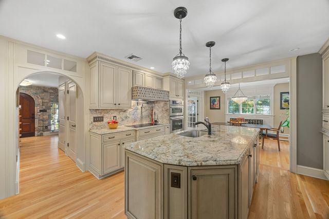 9 Cranbrook Rd, Shrewsbury, MA 01545