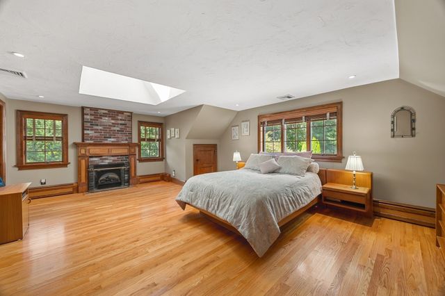 9 Cranbrook Rd, Shrewsbury, MA 01545