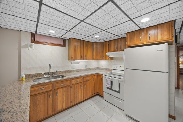9 Cranbrook Rd, Shrewsbury, MA 01545