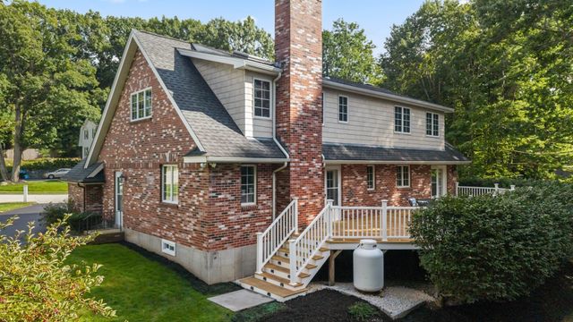 9 Cranbrook Rd, Shrewsbury, MA 01545