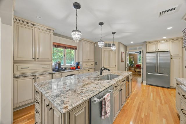 9 Cranbrook Rd, Shrewsbury, MA 01545