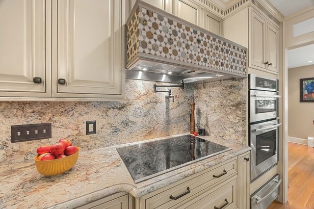 9 Cranbrook Rd, Shrewsbury, MA 01545