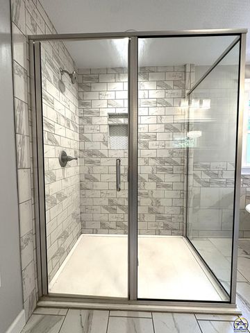 1520 SW Oakley AVE, Topeka, KS 66604