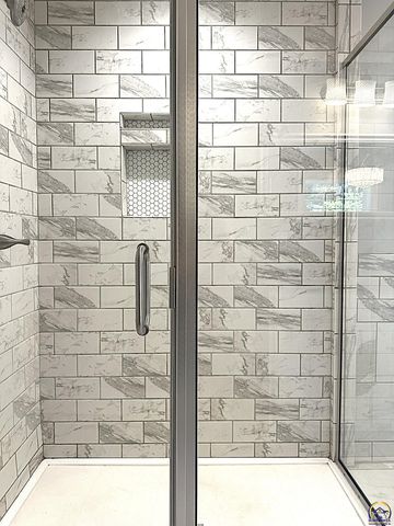 1520 SW Oakley AVE, Topeka, KS 66604