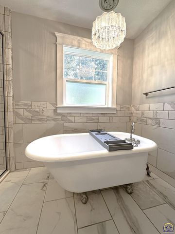 1520 SW Oakley AVE, Topeka, KS 66604