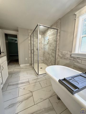 1520 SW Oakley AVE, Topeka, KS 66604