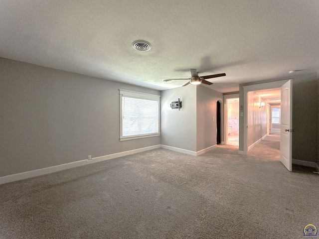 1520 SW Oakley AVE, Topeka, KS 66604