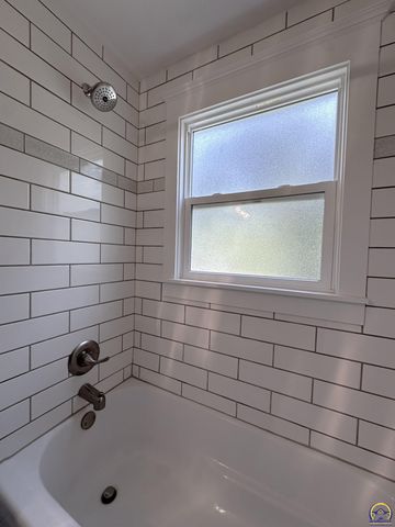 1520 SW Oakley AVE, Topeka, KS 66604