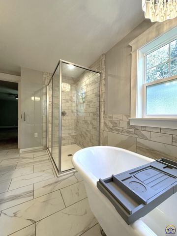 1520 SW Oakley AVE, Topeka, KS 66604