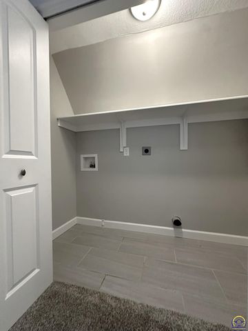 1520 SW Oakley AVE, Topeka, KS 66604