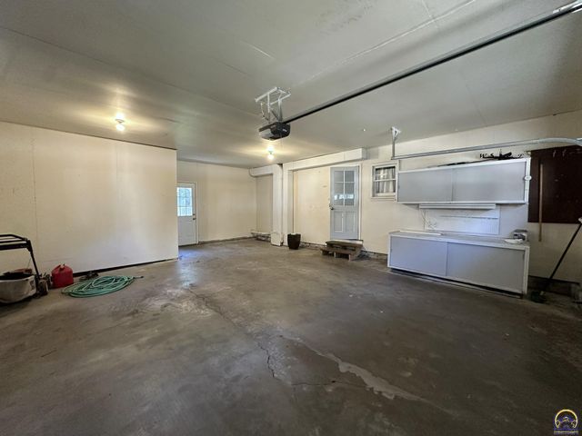 1520 SW Oakley AVE, Topeka, KS 66604