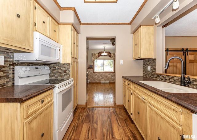 1417 2ND Avenue, Camanche, IA 52730