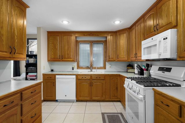 2625 W Village Lane, Springfield, MO 65807