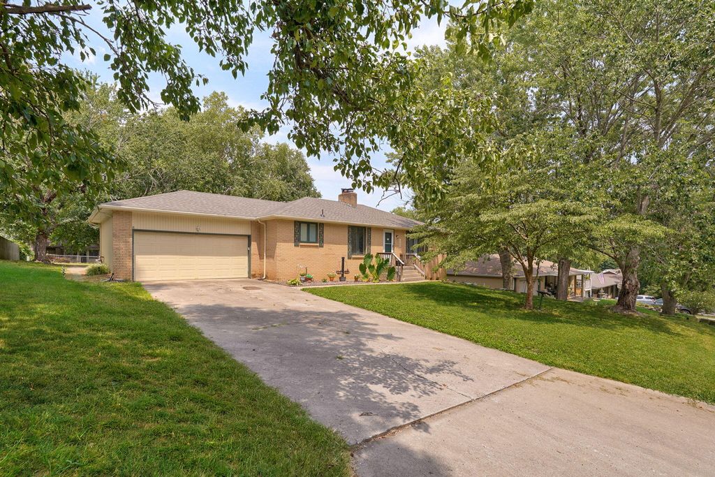 2625 W Village Lane, Springfield, MO 65807