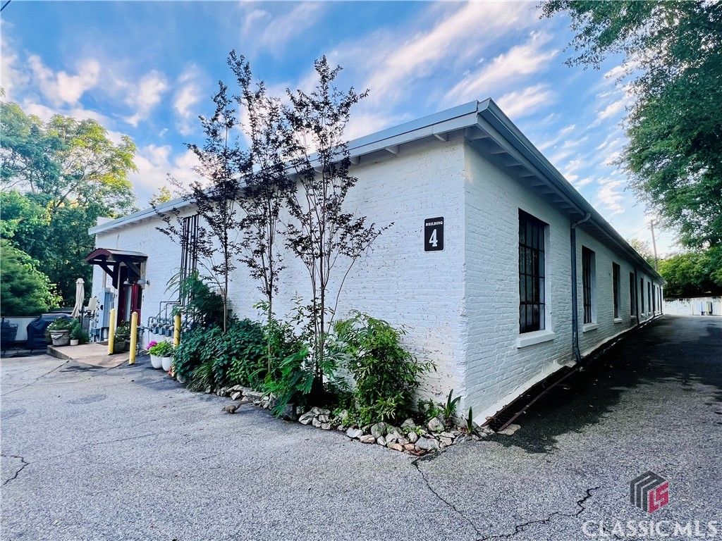 Image 1 of property listing at 585 White Circle 406, Athens, GA 30605