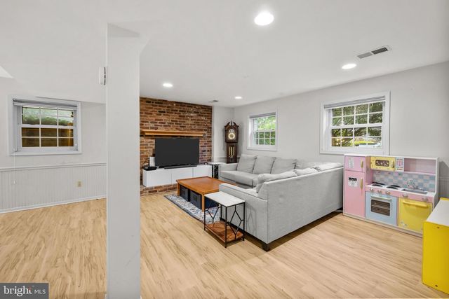 410 VICTORIA CT NW, Vienna, VA 22180