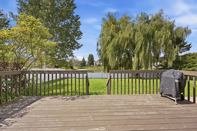 452 Spring Ridge Drive, Crystal Lake, IL 60012