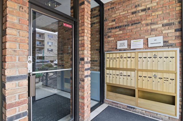 420 S HOME Avenue 107N, Oak Park, IL 60302