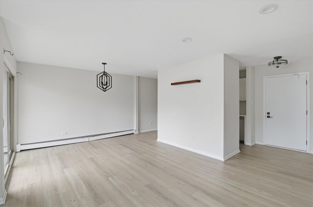 420 S HOME Avenue 107N, Oak Park, IL 60302