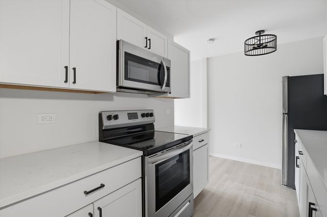 420 S HOME Avenue 107N, Oak Park, IL 60302