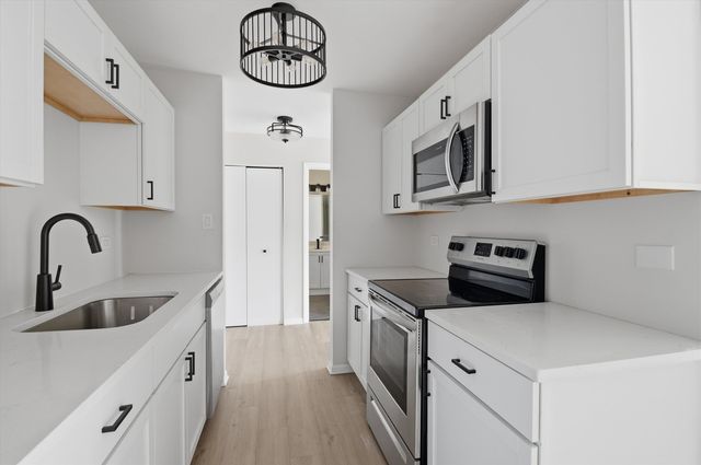 420 S HOME Avenue 107N, Oak Park, IL 60302