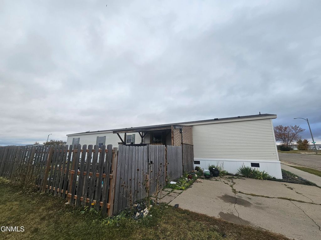 2207 38th Street W, Williston, ND 58801