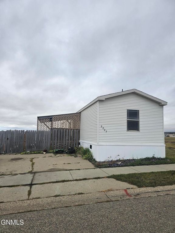 2207 38th Street W, Williston, ND 58801 photo 2