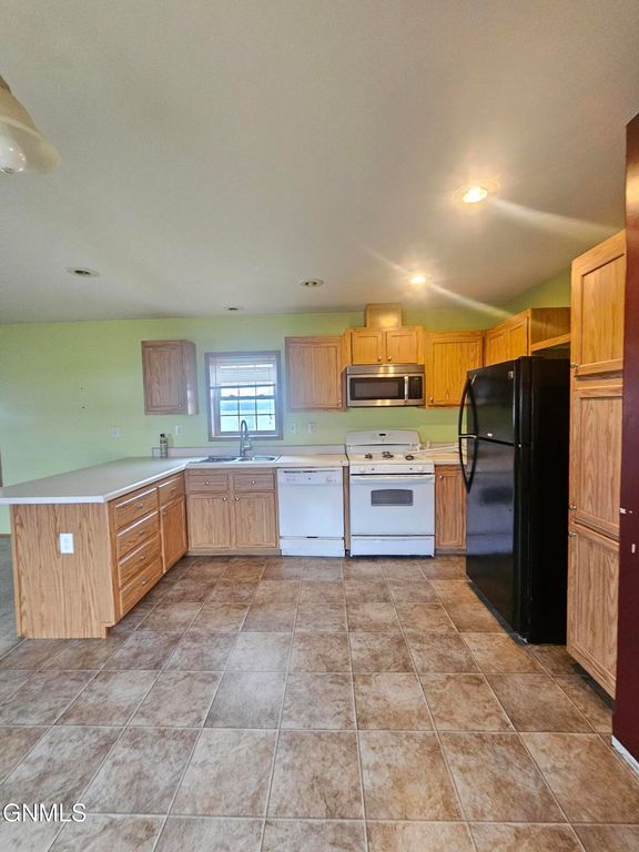 2207 38th Street W, Williston, ND 58801 photo 9