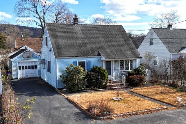 72 Burnside Pl, Wanaque Boro, NJ 07420