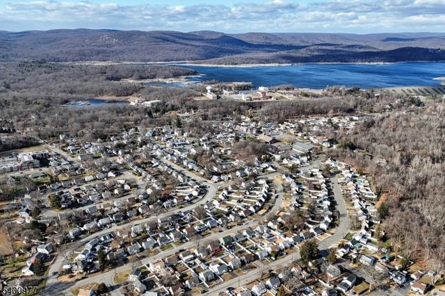 72 Burnside Pl, Wanaque Boro, NJ 07420