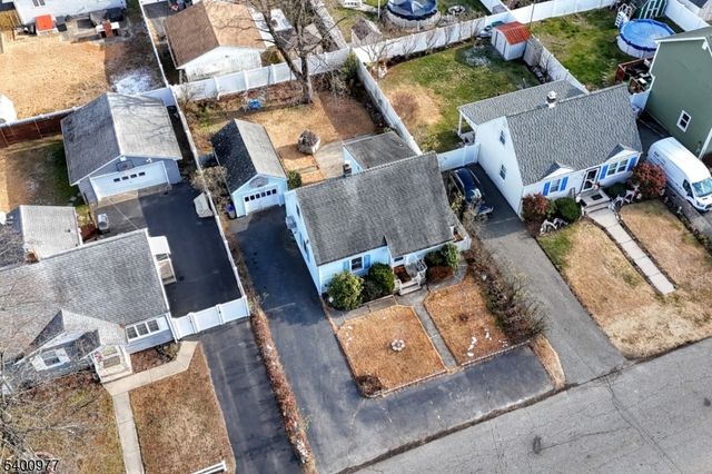 72 Burnside Pl, Wanaque Boro, NJ 07420