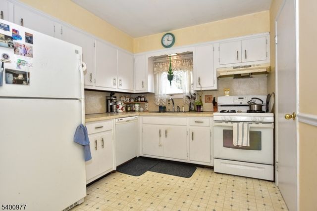 72 Burnside Pl, Wanaque Boro, NJ 07420