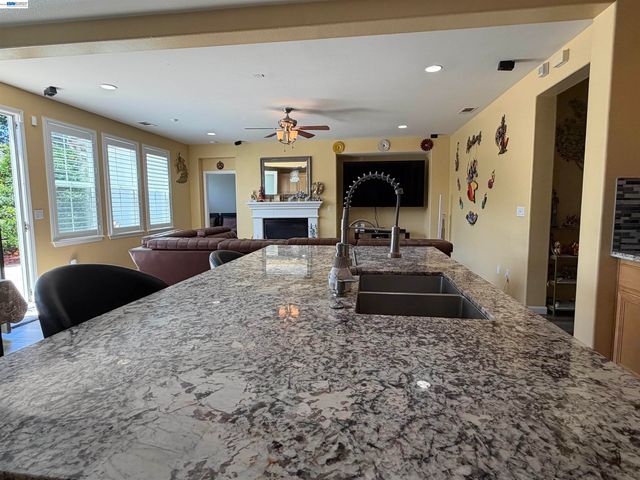 726 S Escuela Dr, Mountain House, CA 95391