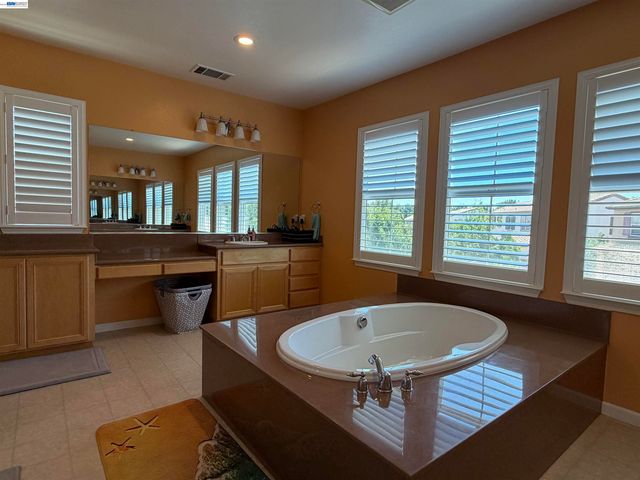 726 S Escuela Dr, Mountain House, CA 95391