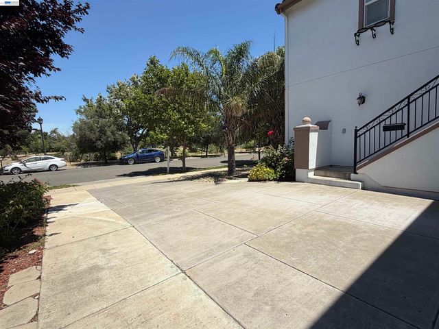 726 S Escuela Dr, Mountain House, CA 95391