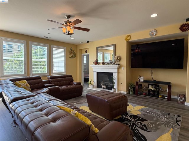 726 S Escuela Dr, Mountain House, CA 95391