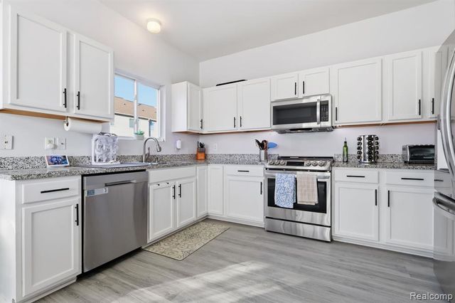 36123 Dominion Circle, Sterling Heights, MI 48310