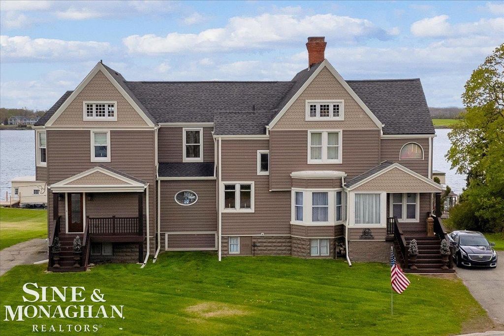 1337 Oakland Avenue, Saint Clair, MI 48079