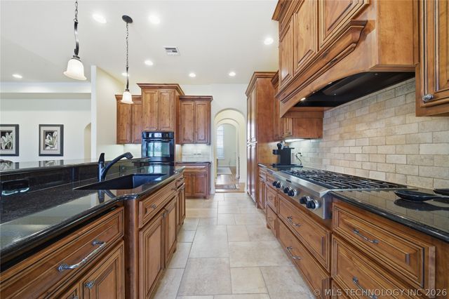 35 Woodcreek, Pryor, OK 74361