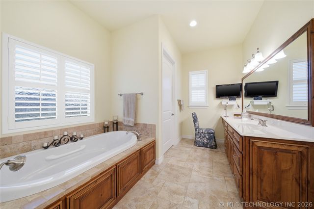 35 Woodcreek, Pryor, OK 74361