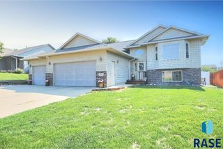 104 N Dewberry Ave, Sioux Falls, SD 57110