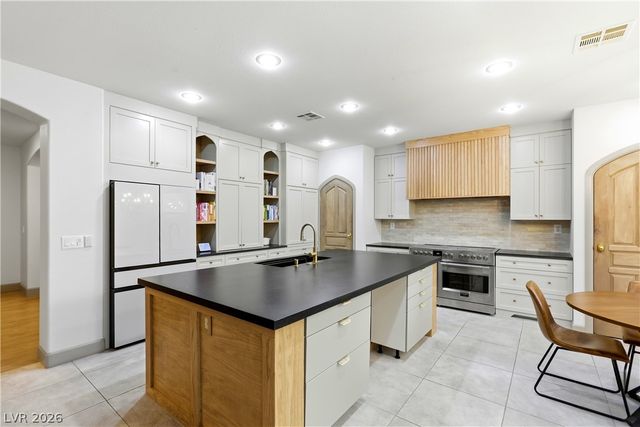 9404 Forest Edge Avenue, Las Vegas, NV 89149