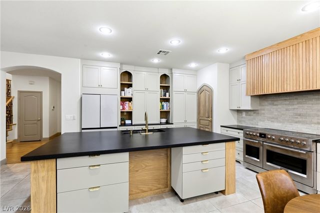 9404 Forest Edge Avenue, Las Vegas, NV 89149